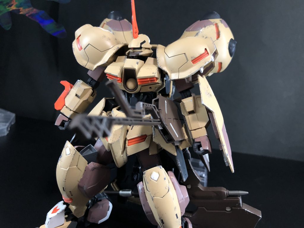 お腹の部分と膝から下はガンダムフレームになっています。武器はサイドアーマーに取り付けるようにしました。