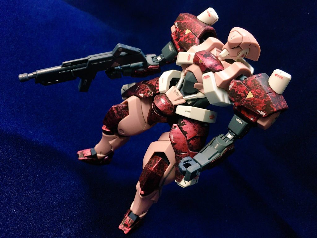 まずは、百錬(アミダ機)から。
こちらは過去作になりますが一番濃い赤の部分をラップ塗装し、デカールを貼って仕上げました。