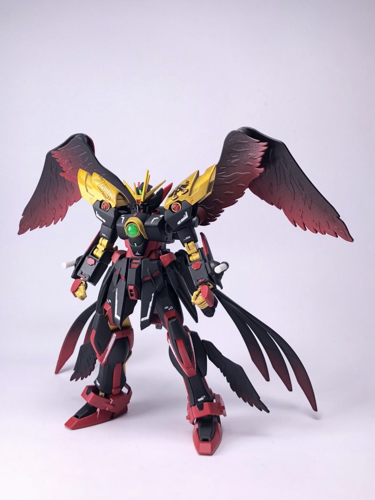 翼のグラデーションはブラックとメタリックレッドで羽先？を少し明るめに塗装しました。フレーム、肩のゴールドはMrカラーの8.ゴールドと48.クリアイエローで明るく少し派手なゴールドになりました。
