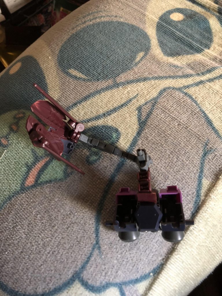 おまけ
背面に取り付けてるアームとブースターです。アームはノーネイムのものを再構築。ブースターはザクF2000の背中から拝借。
ちなみに、塗装の方はほぼ全てシタデルで筆塗装です。