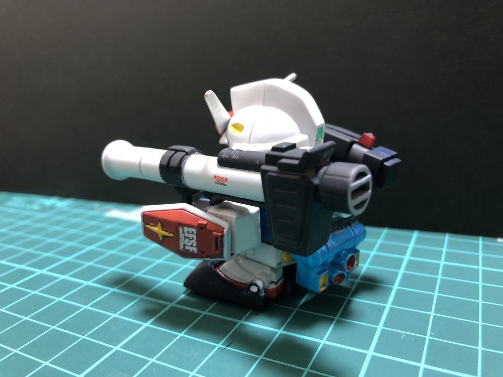 シールドに市販のデカールを貼りました