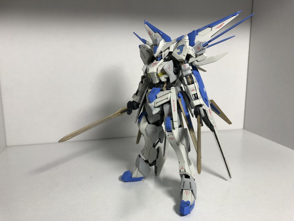 主武装は変えずにバエルソードのままです。
そして、腰とバックパックにCファンネルを5基装備しました。