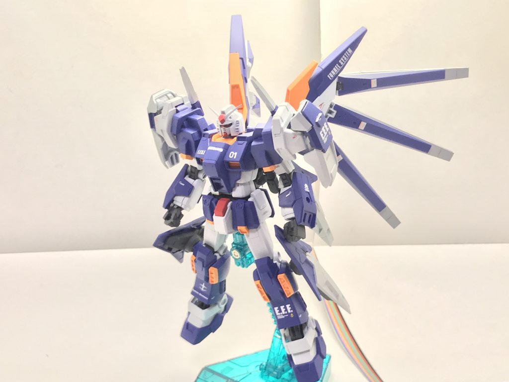 正面。原型機である初代ガンダムと比べれば重装甲化が図られているものの要塞到達後のMS戦も考慮されているために一部装甲は任意でのパージが可能なように設計されている。