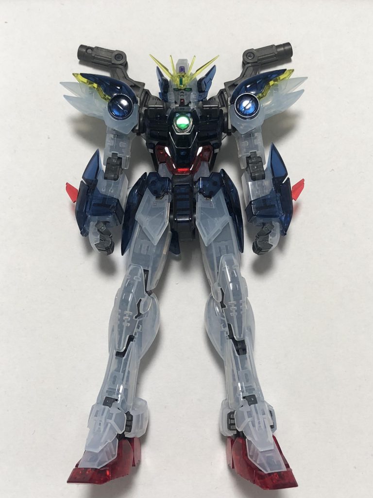 翼以外の全身を組んだところです。
頭部センサーはステッカーではなくクリアパープルで塗ってます。
ウイングもパチパチ組んで完成しました。