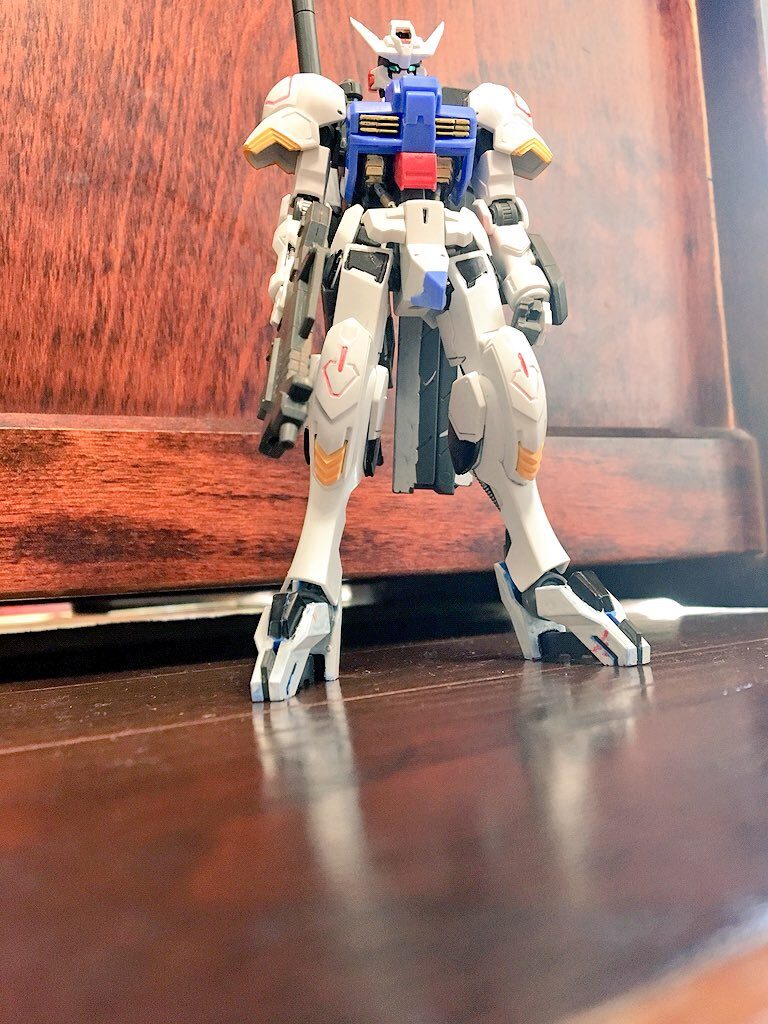 頭と胴体と腰はアスタロトをそのまま使用
腕と足首までをバルバトス
足をヴィダールを使用
武装はアスタロトの大剣とマシンガン
          滑空砲
ガンダムマーカーで胴体と足と大剣の刃の所を部分塗装をしました