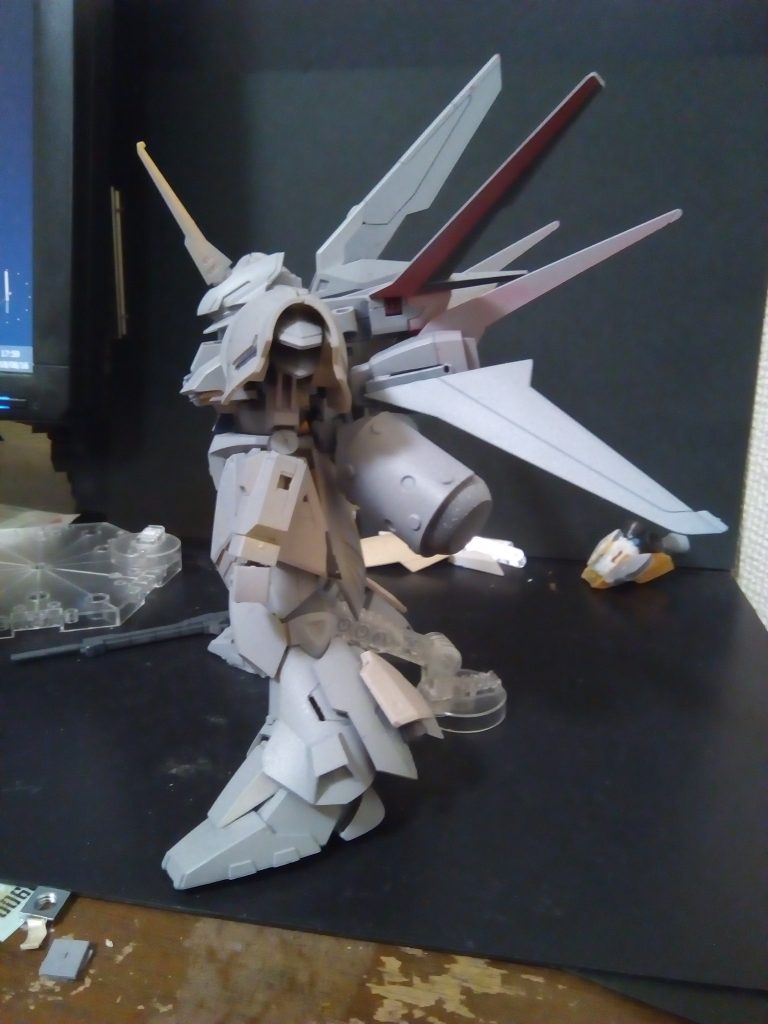 大体のイメージが固まったところ。サイドアーマーは余剰パーツのガルバルディのリアアーマーを二つにぶった切って左右につけて、さらにリアアーマーのスラスターのカバーと
フロントアーマーをスラスター横にカバーとしてつけたらしっくり収まりました。