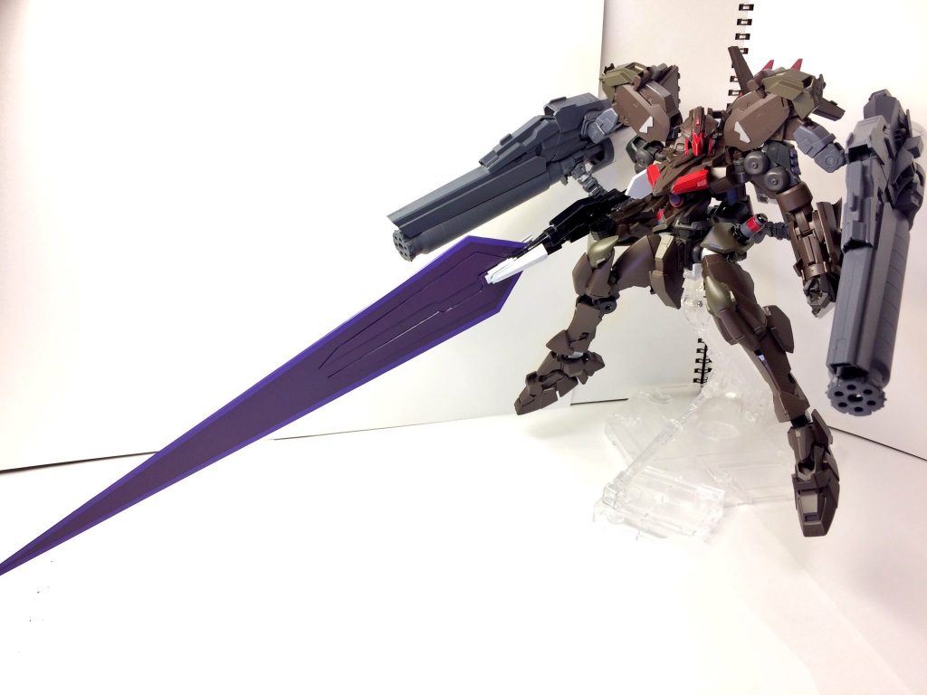 ワームソードはプラ板から切り出しました 二種類のパープルでのっぺりしないようにしました。
本編ではかなりか長く こちらでは約30センチの長さです