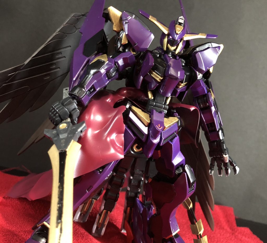 バエルに紫で塗装してさらに黒や金を足しました。