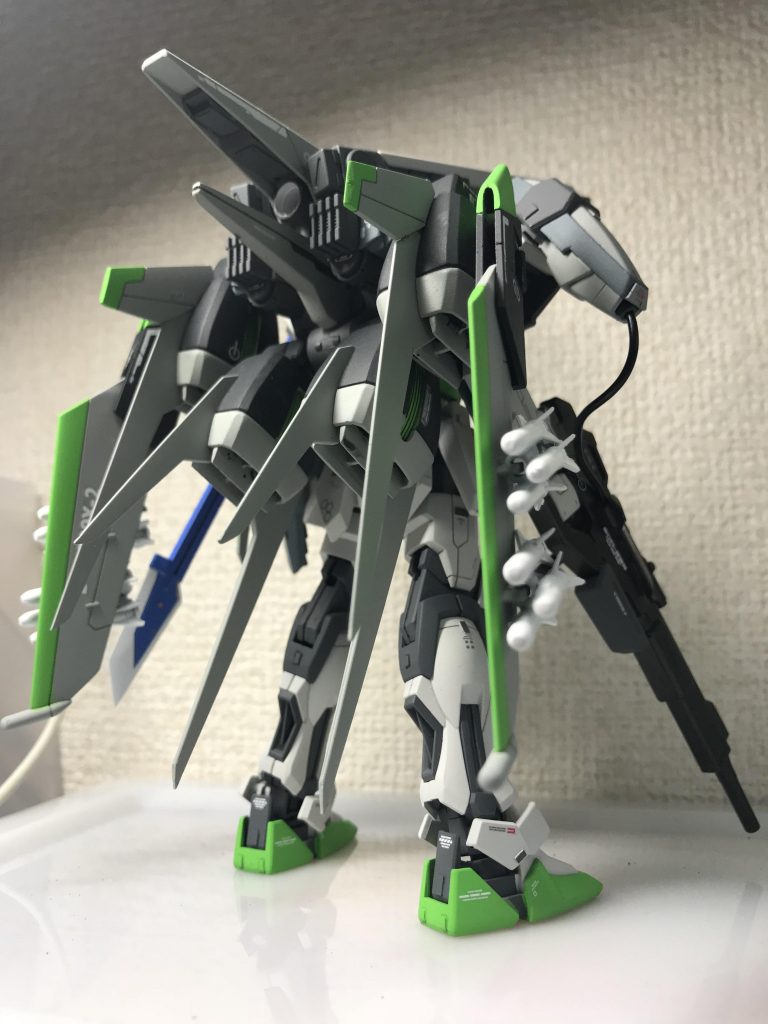 バックパックの上半分はIWSP、下半分はエールストライカーになっており、翼はムラサメから、ビーム砲はアビスガンダムの物を使ってます。
翼に付いている3連ミサイルは戦闘機の武器セットから適当に選び、束ねました。
タミヤのロイヤルライトグレイと
ミサイルはマットホワイト使ってます。