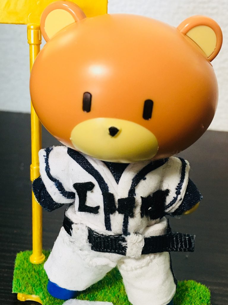 ユニホームのラインとライオンズのロゴは頑張りましたが、ケバケバしてますね(涙)
ハサミの限界でした(>_<)