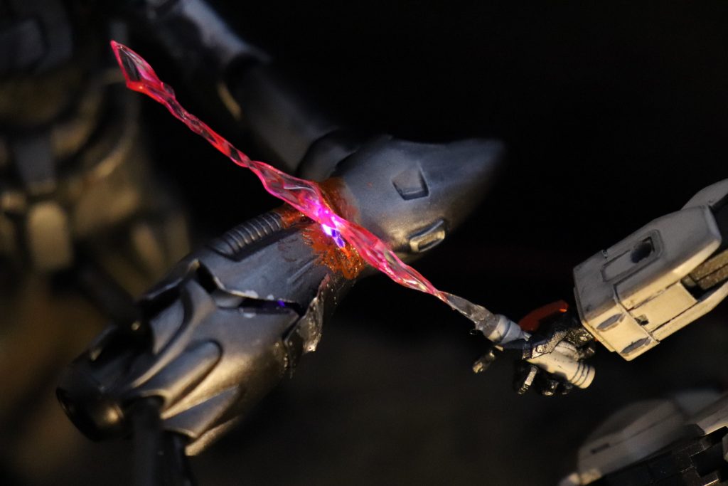 ビームの溶解表現は
腕にLEDを仕込んでます