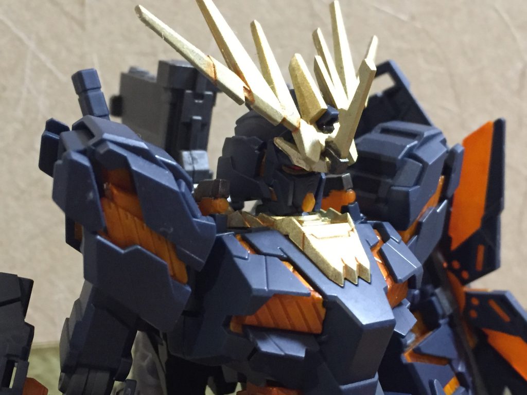 サイコフレーム部分はクリアオレンジにて、
アンテナや襟周りはゴールドにて塗装しています。