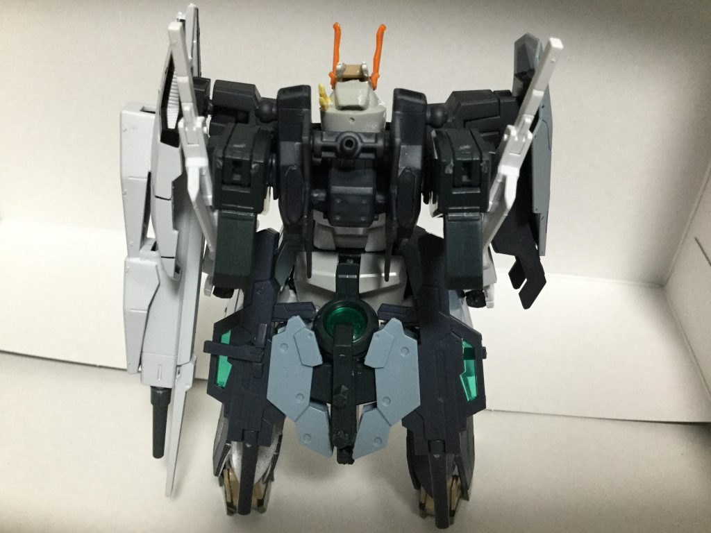 バックショット
太陽炉にサーガの膝パーツを付けてライフルをマウント
バックパックはユニバースブースターのパーツを使い、ボリュームアップ