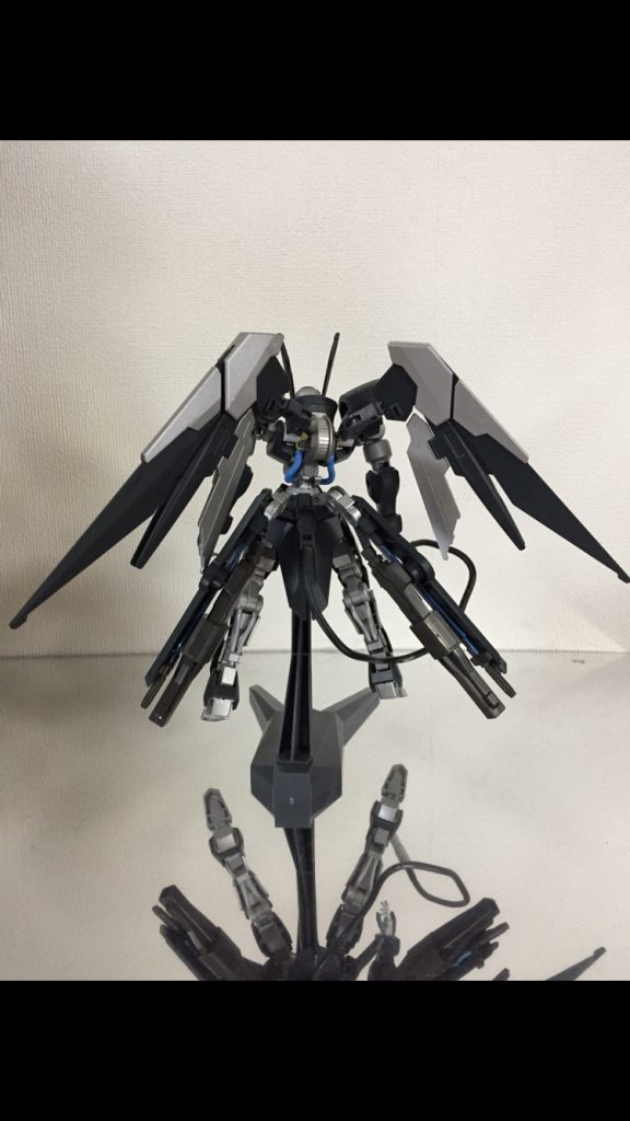 前後左右から撮った写真です。
塗装はネイビーブルー、シルバー、クリアブルーを使用しました。
バックパックはグリムゲルデの元々ブースターを取り付ける場所にポータントフライヤーのジョイントとボールデンアームズを使用して接続しています。
尻尾は3ミリのワイヤーにボールデンアームズのパーツを繋げています。