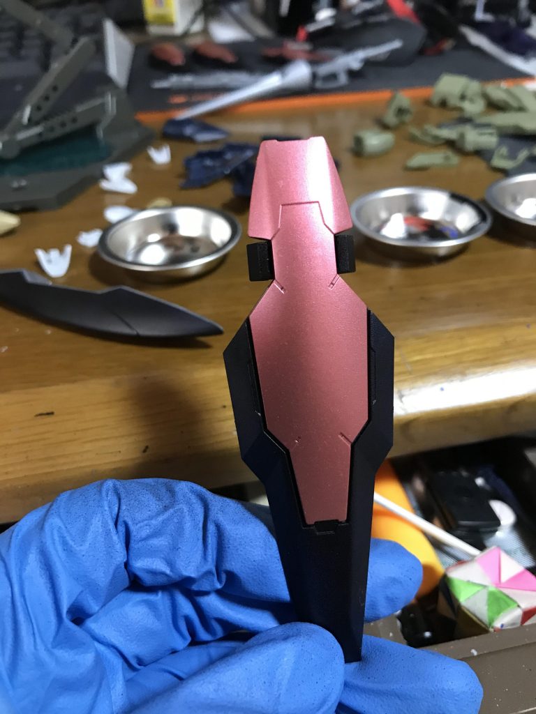 ガンダムマーカーのメタリックレッドだけではピンクになってしまいました