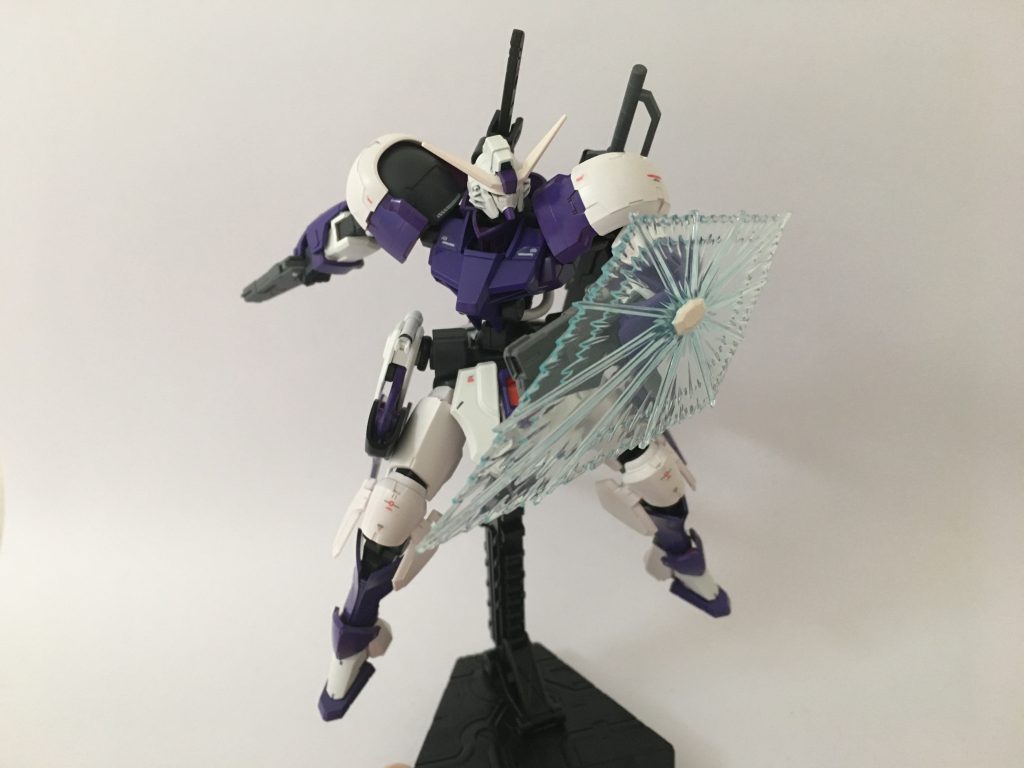 可動域に不自由なく格闘戦を行うために実体盾は装備されていないがビームシールドを展開して防御できる。