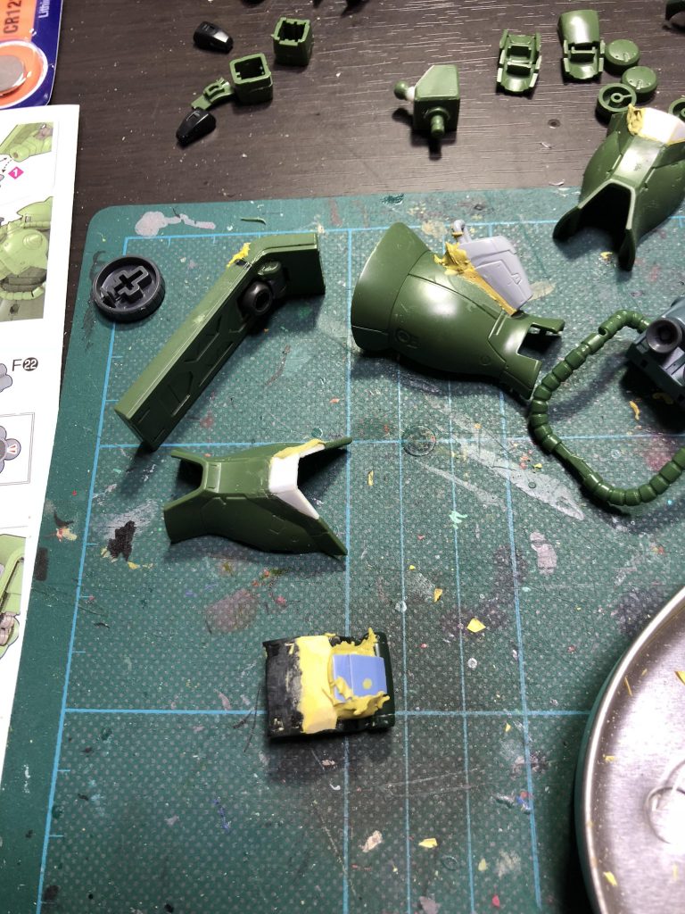 ザクシールドの角度調整と脚アーマーのプラ板での延長、独特な胸部の整形前(・ω・｀)