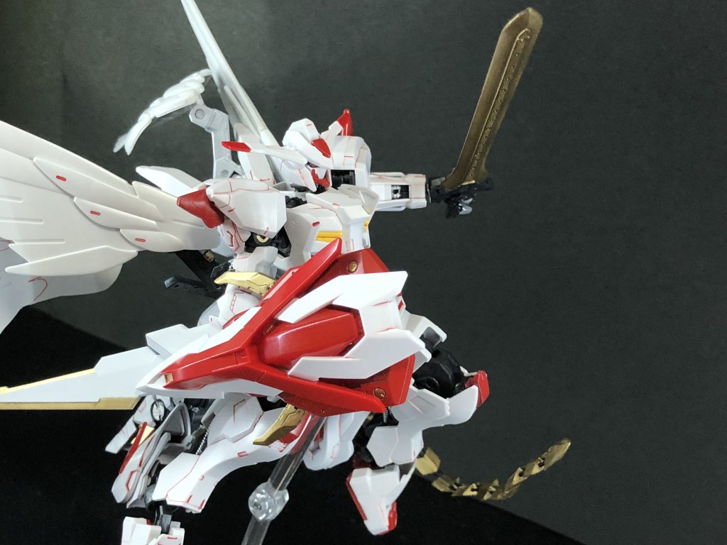 少し前に作ったバエルでしたが何か違うなぁって思ってて缶スプレーの紫が余ってたので思い切って塗装しました。