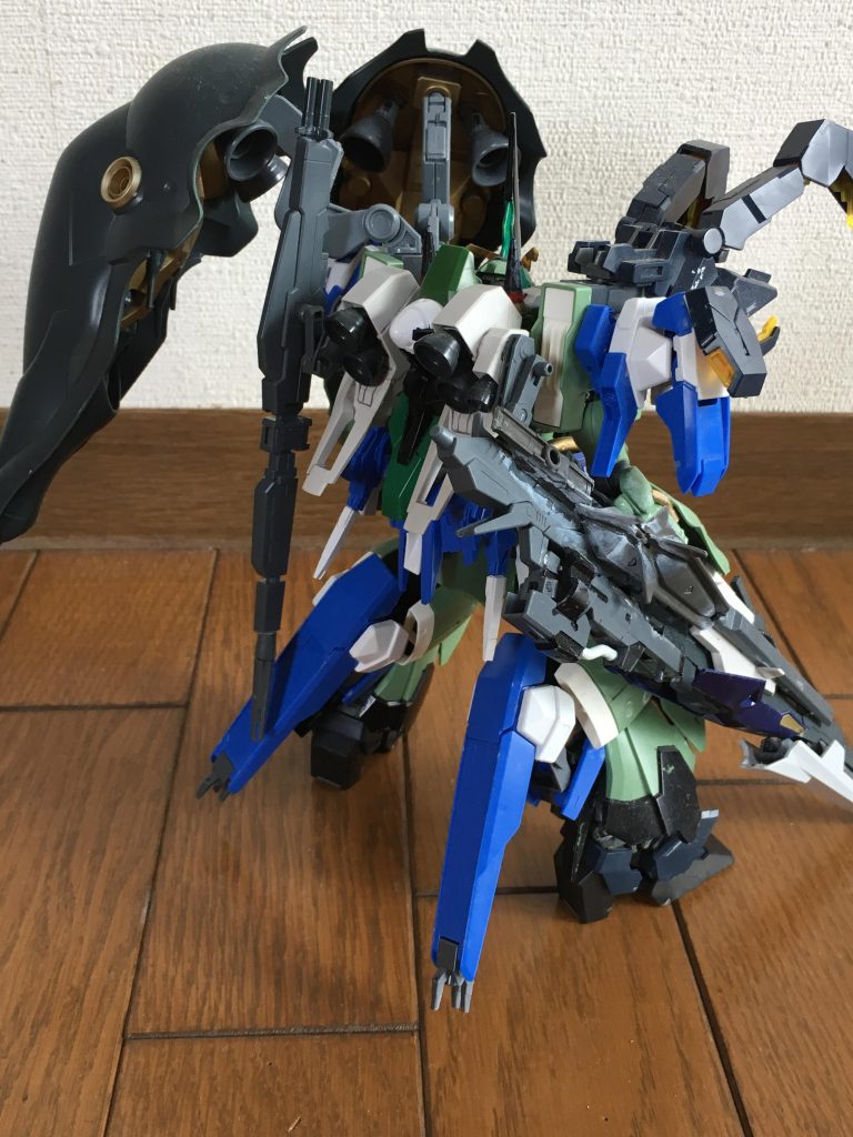 ガンプラバトルで戦うことを想定して作ったので、背中にプラフスキー粒子を生成するためのGNドライブと、アヴァランチの増加装甲が付いております