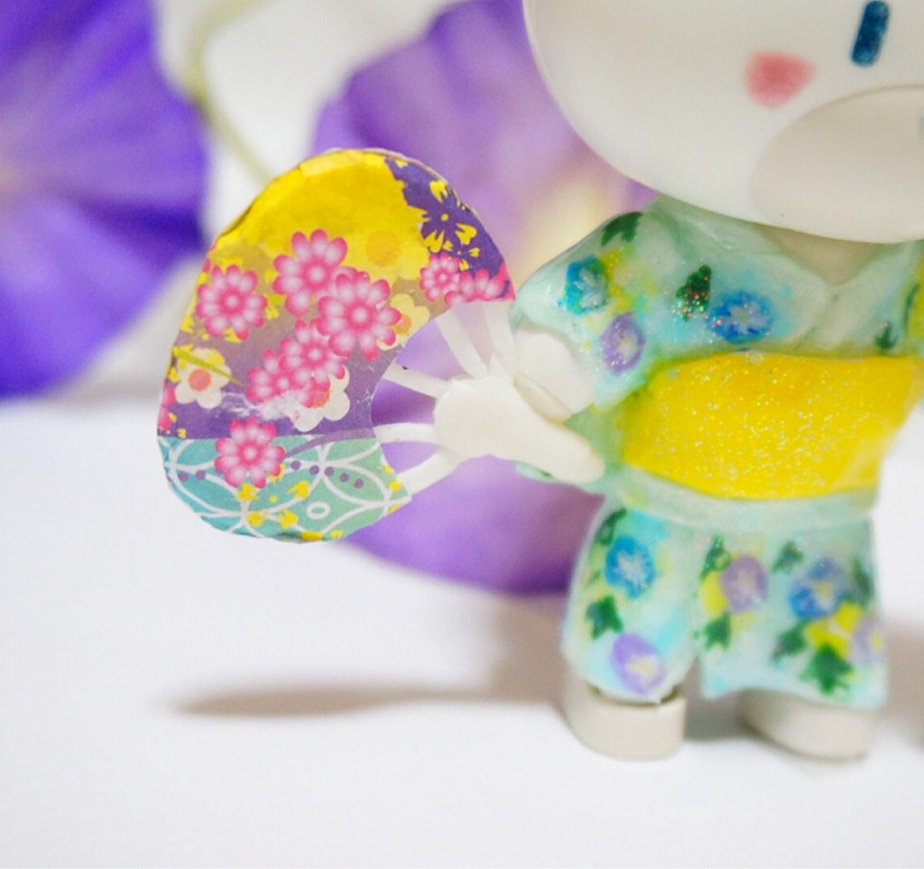 扇子も作ってみました!
浴衣が涼しげなので、派手めな柄にしてみました。