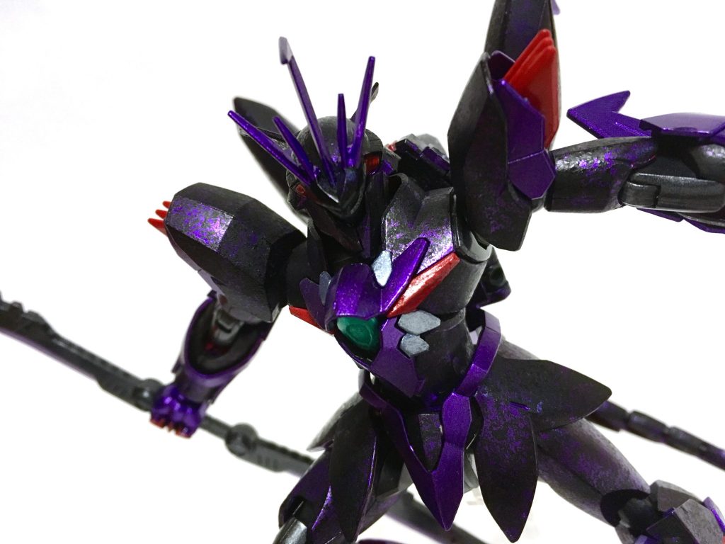 塗装はメタリックバイオレットを下地にして、フラットブラックをラップ塗装でペタペタと塗って悪魔っぽく。またメタリックバイオレットそのままの箇所でメリハリを。挿し色はレッド+クリアレッド、フェイス部と胸部の一部にアイスシルバーです。