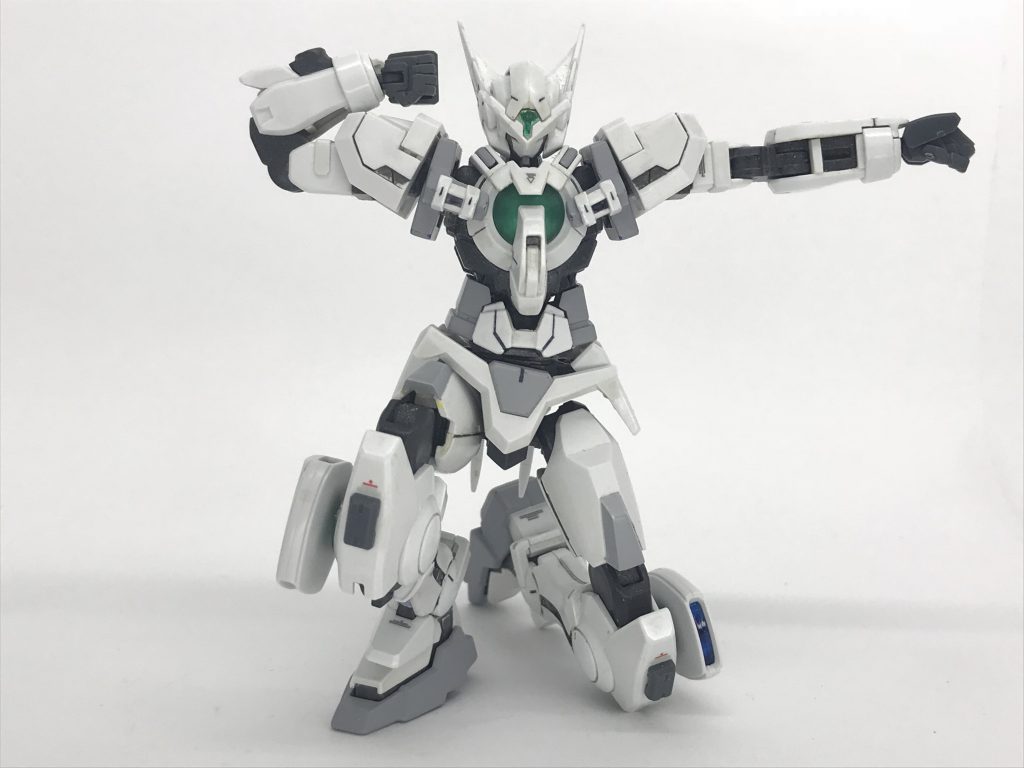 可動範囲はかなり広く、グリグリ動きます。
関節部のパーツはほぼ全てポリキャップや、最近多い、粘りのあるプラに置き換えているので、保持力も確保しています。