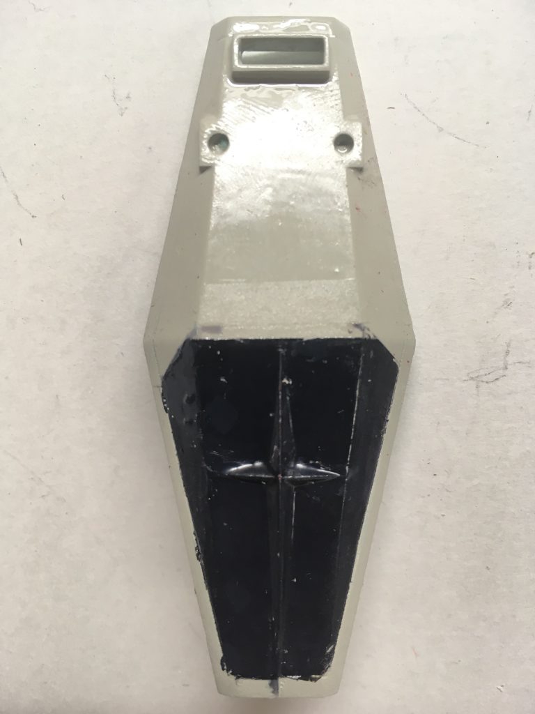 シールドは全体をガルグレーで塗装したのち、マスキングをした上でブラックとグレーの混色で塗装しました。
ちなみに厚塗りし過ぎたせいか、後でグレー部分がひび割れてしまいました。