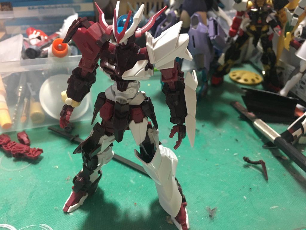 左腕の袖パーツをおゆまる複製し、カットしたポリキャップを仕込んで接着。

これにより、マニュピレーターとガントレットセイバーで差し替えることができるようになりました。