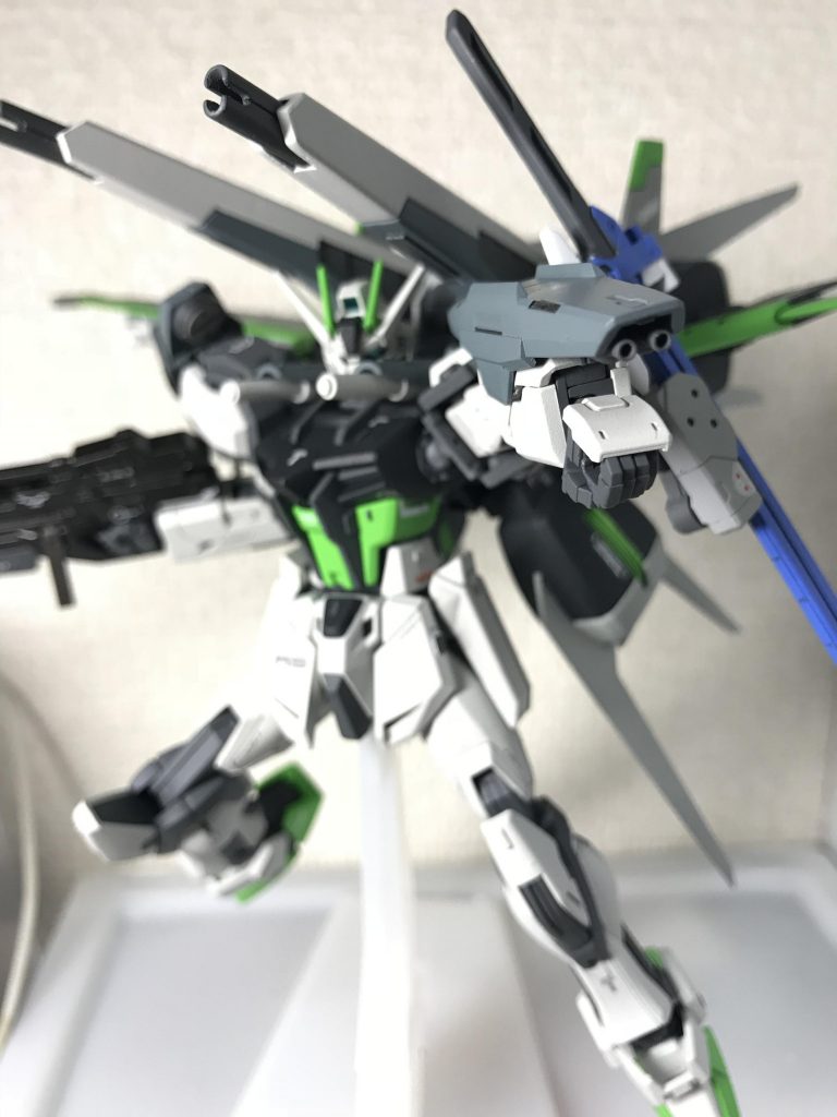 小型シールドには90mmイーゲルシュテルンが2門内蔵されており、バランスに問題のあったガトリングシールドを再設計したイメージです。
タミヤのオーシャングレイ2使ってますが、シールドのみつや消しを吹いていません(忘れたー!)