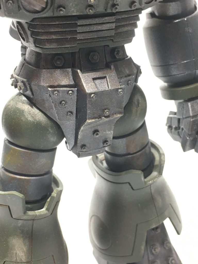 弱点となりやすい腰部分にも増加装甲を装着