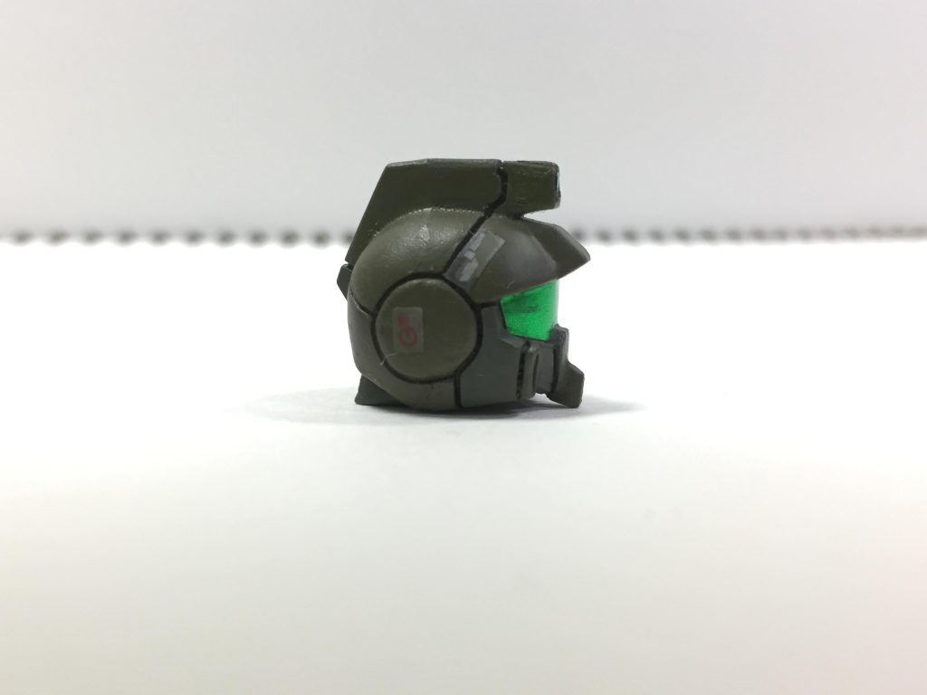 頭は古いジムスナイパーの物を使い、スジ彫りしてみました。