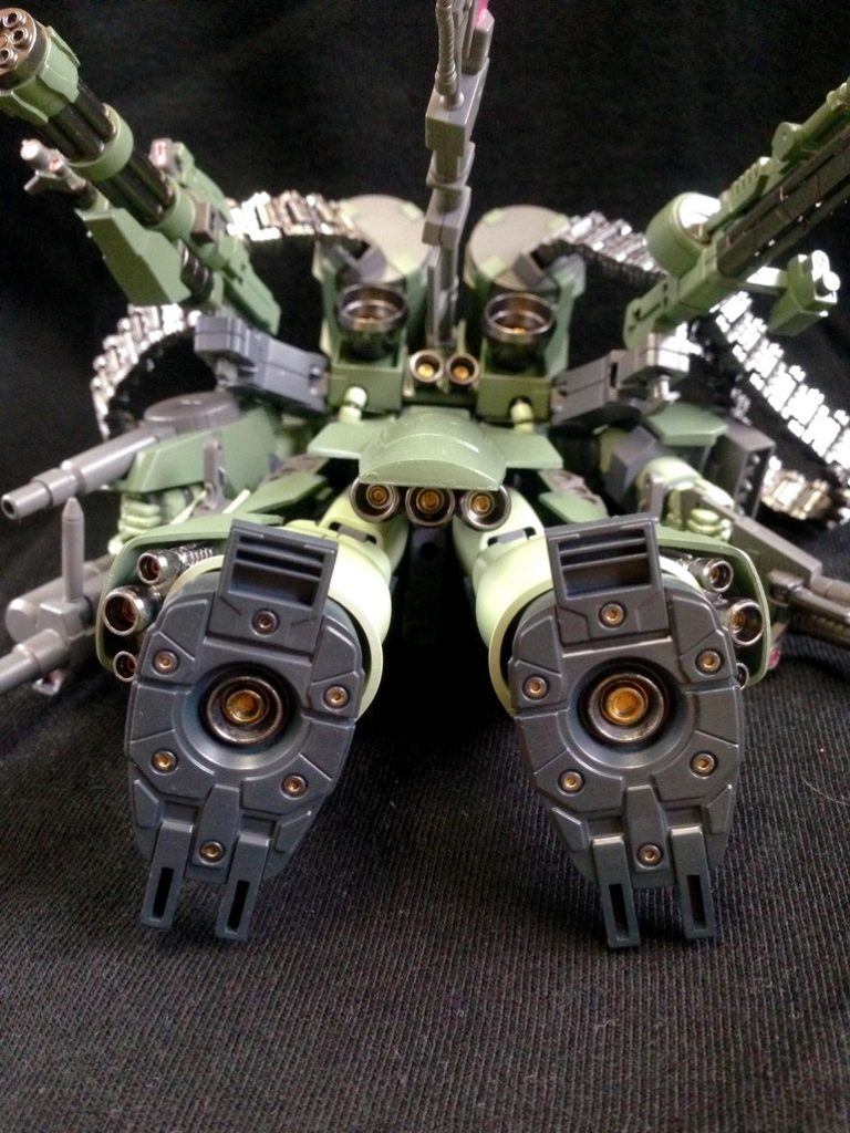 スカート裏や脚にジャンク品のスラスターを増設しています。