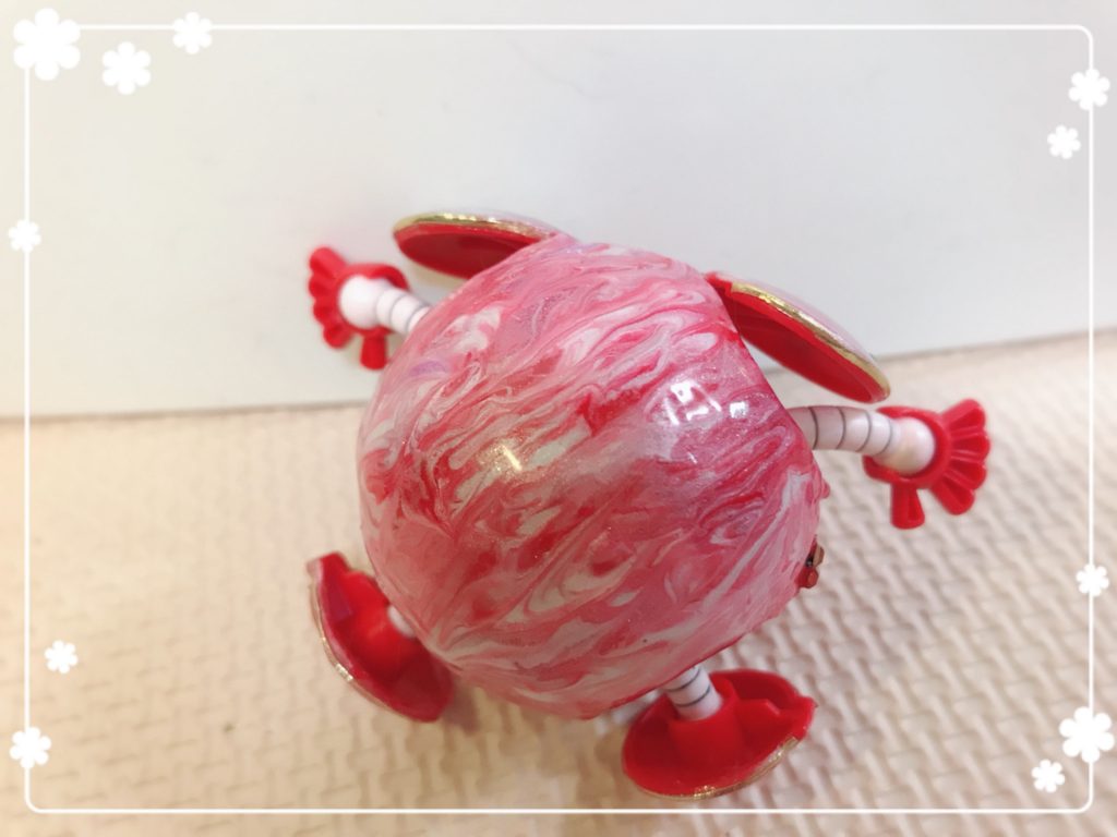 後ろももちろんマーブル模様。
ただ、実はマーブルの波が斜めになっています。