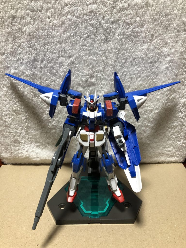 正面から見た腕を伸ばした状態でバスターシールドの内部にサーベルがマウントされています