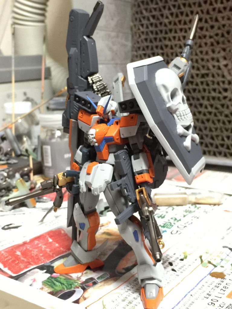 塗装が終わり、ここから仕上げのデカール、レッドポイント、コートの作業です。
完成品と見比べてもらうと、仕上げの作業でディテールが増えているのがわかるかと思います。