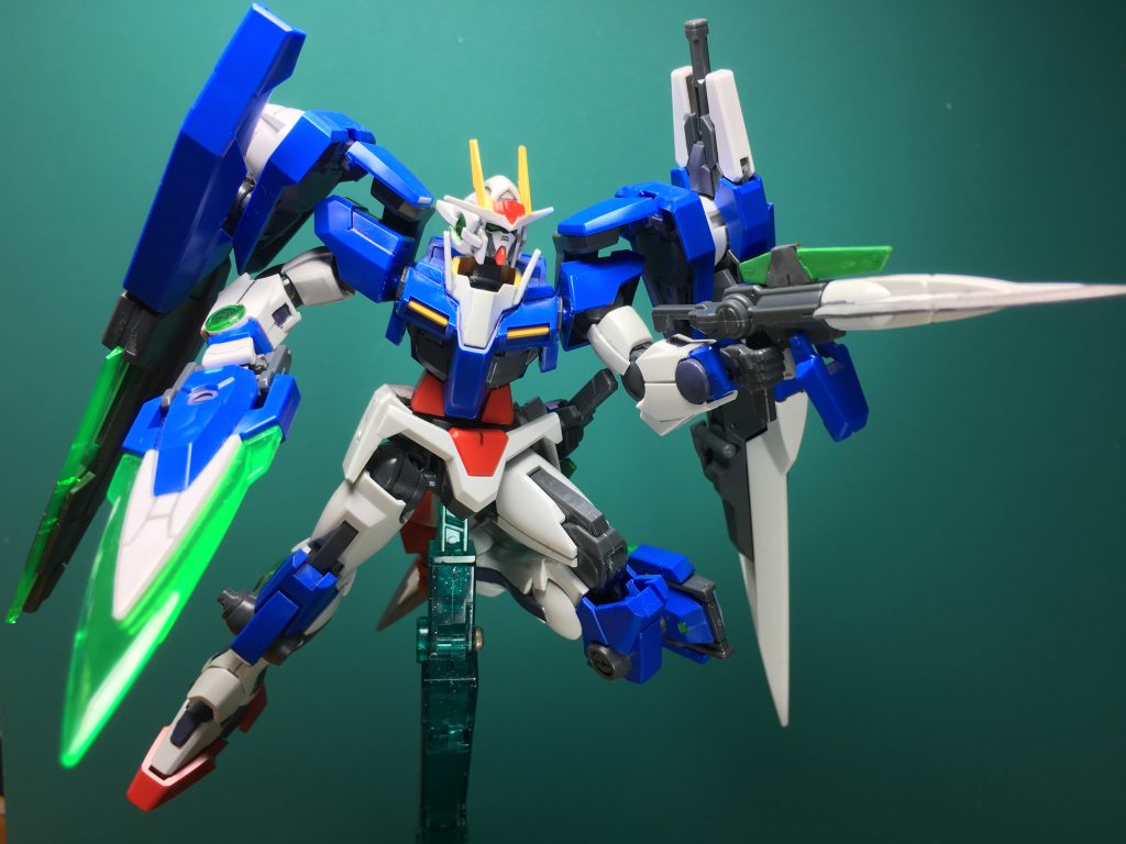 カタールは微妙に手首の中で傾くので前につき出すポーズは取りづらいです。MGでは拡張パーツが付属し、肩や前腕に装着したり、ツインモードに出来たようです。