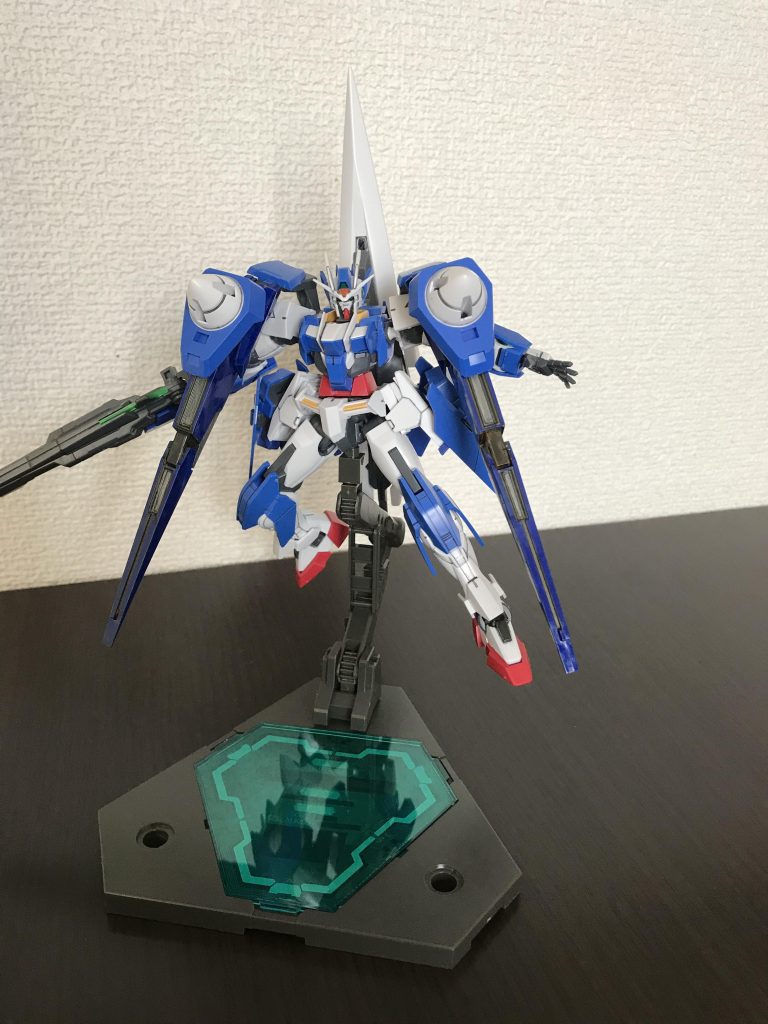 GNフレキシブル粒子発生装置。
バックパックとGNドライブの間にアリオスの肩パーツを設置。
アニメでは光の翼でビームから仲間を守ってたのでこちらはGNフィールドで仲間を守ります。