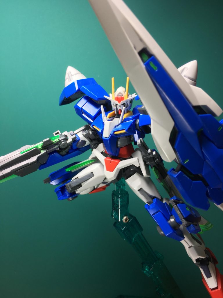 キービジュアルでおなじみの決めポーズ。バスターソードのシールドモードは、巨大なGNフィールドを前方に展開できるというらしいですが、文でもいいから見てみたかったなぁ。