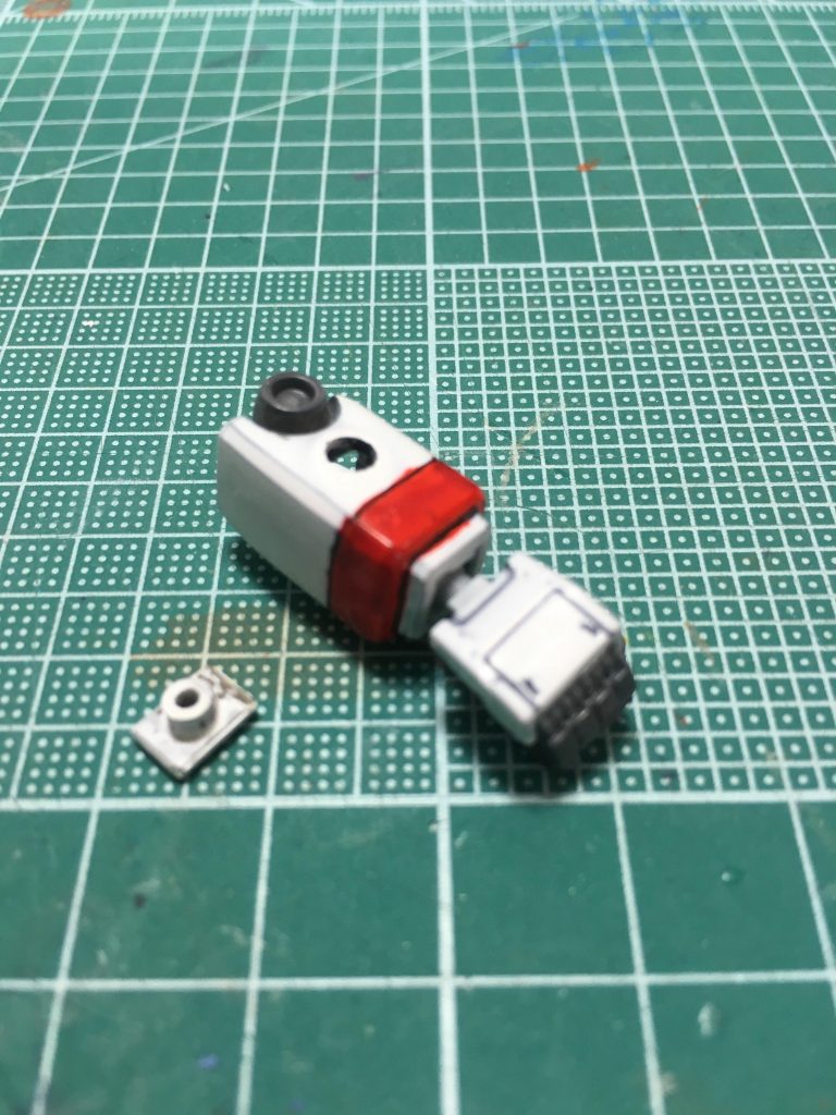 　右前腕にはアーミーナイフを装着できるように3mm穴を開口、他キットの股下をふさぐアクションベース用の穴隠しのパーツをはめ込みました。肝心のアーミーナイフは無し…左前腕もディテール統一のため同形のプラ板をダミーとして貼っています。

　ハンドパーツはMSハンド01です。そのままではボールジョイントの大きさが合わないので、キットの手首関節に0.5mmプラ板を貼ってはめられるようにしました。