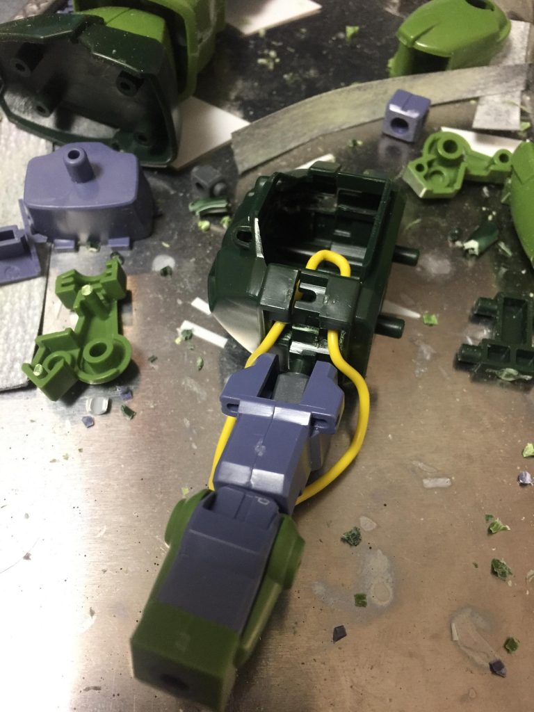 始まりはここから．皆さんあるでしょう，キットを積んでいるのに他の機体を作りたくなる…私はそれがハイザックだったのです．腕にパイプをどう通すか，それが今回の悩みでした．