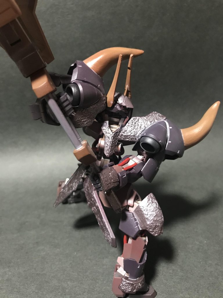 溜めて頭を叩きに行きます。ガンメタ部分は溶きパテとんとん。グリムゲルデのパーツも使用して、更に動けるように。