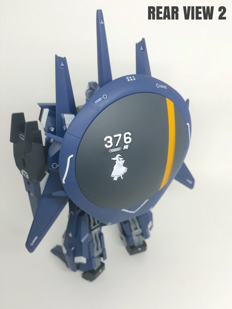 ワンポイントで、機体番号下にウイッチ
（魔女）のシルエットマークを付けました。

これはEWAC機と連携している機体は命中率
や回避率にプラス補正がされ、『まるで魔法
が掛かった様な動きになる』事に対する揶揄
からきております。