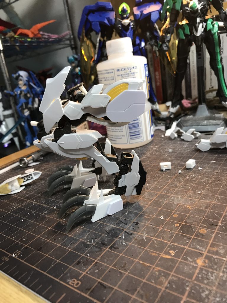 脚はガンダムフレームの脛を2つ連結し、その先に腕フレームを繋げることで鳥脚化しました。
爪はプラ板とビルダーズパーツのクローから製作。