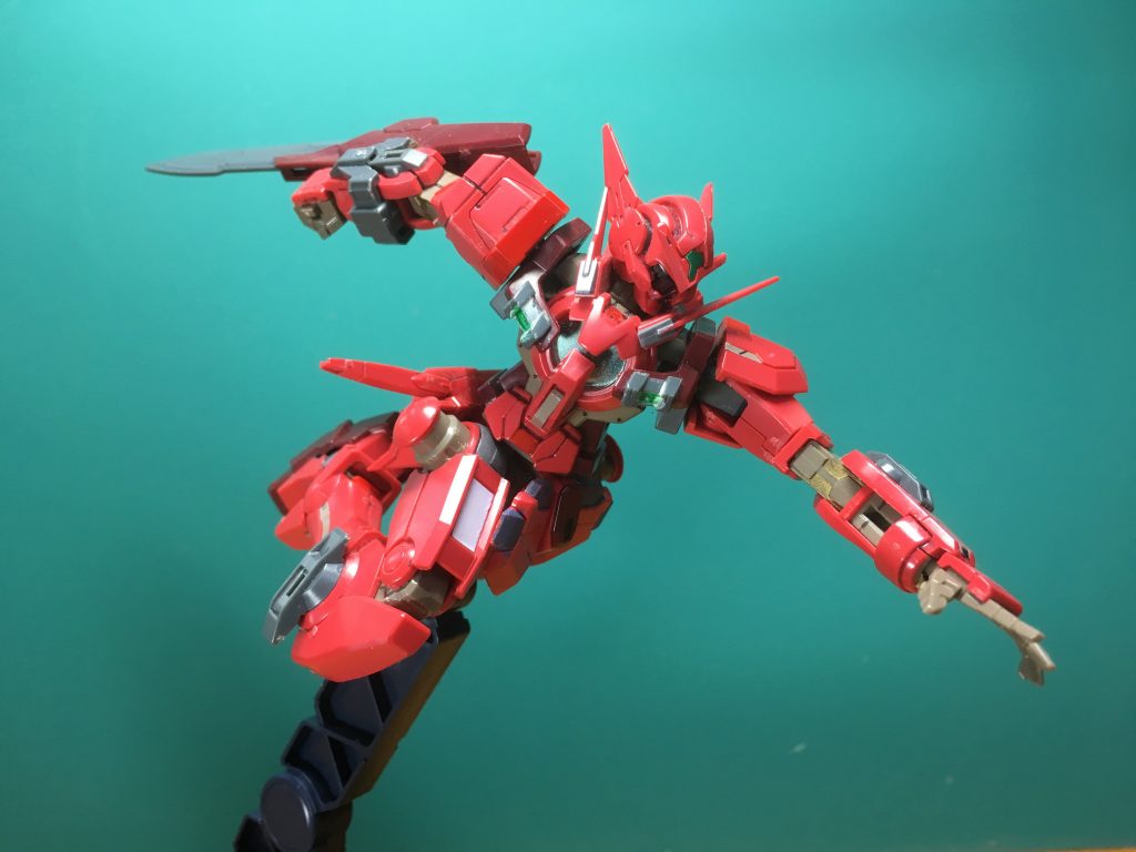 左右耳のアンテナが肩口に干渉しがちですが、上手いこと逃がせるように出来ます。