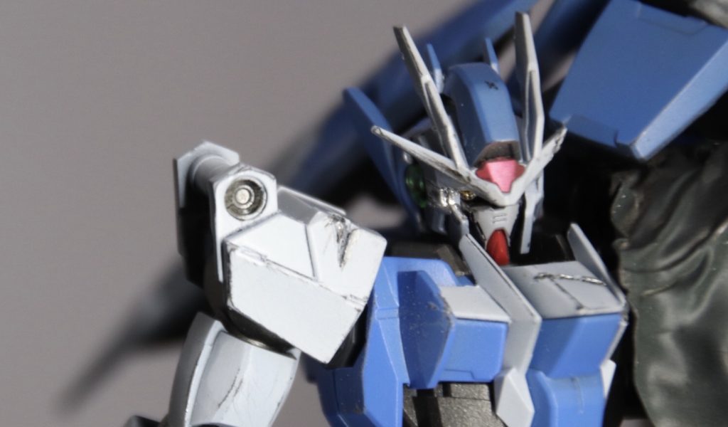 右目も破損した為内部カメラが露出
因みに顔は
アニメ本編で破損した部位を参考に壊しました