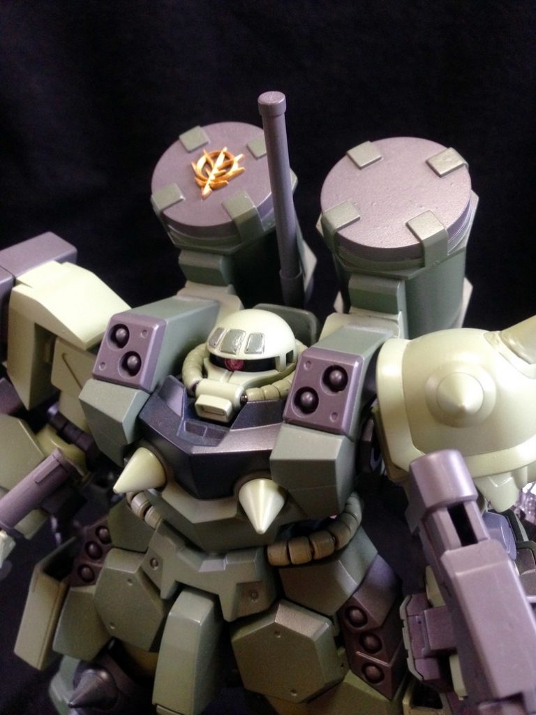 頭部はアップリケ・アーマー仕様にし、モノアイをクリアパーツ化しています。
ベルトリンク中央のジオン国章がお気に入りです。