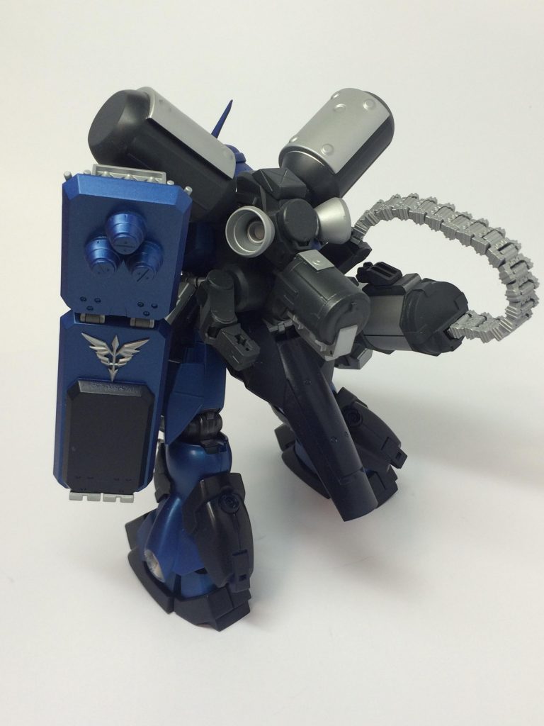 バックパックは後にギラズールが装備する大型プロペラントタンクの試験型にガトリング弾の弾薬ベルトが装備されている