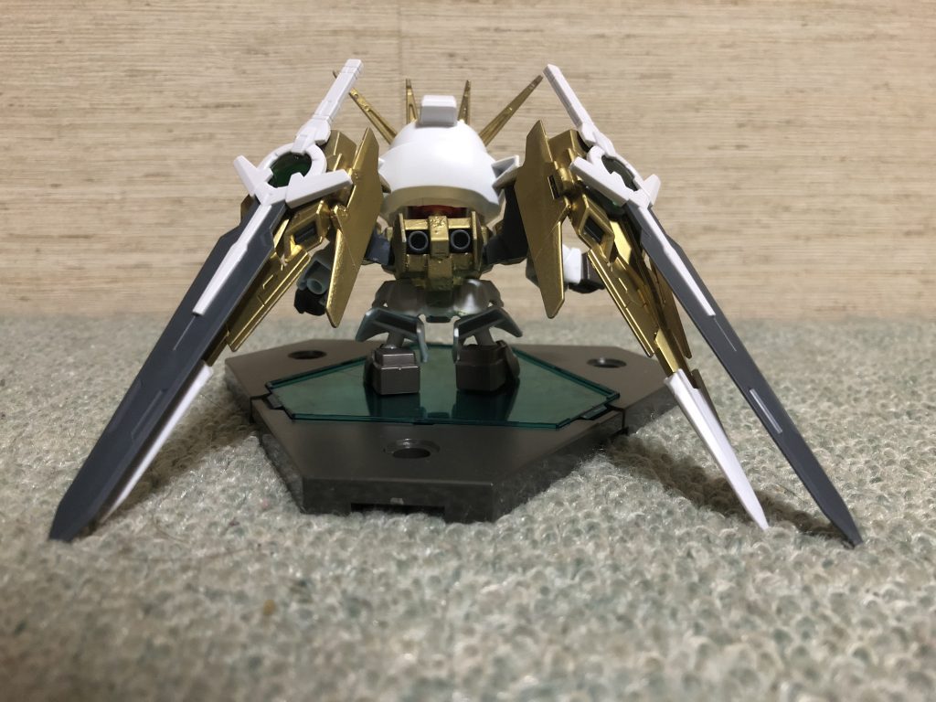 特徴は何と言っても、背中に背負った太陽炉（GNドライブ）SGのガンプラは小回りが他の種類より効くと考えたので、その長所を伸ばし尚且つ高い機動性、出力を獲得するために取り付けました。またGNフィールドも展開可能です！