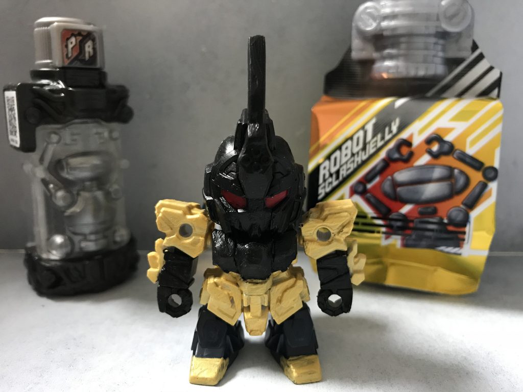 形はアンテナのサイドを切り落として接着してツノ風にしただけです。