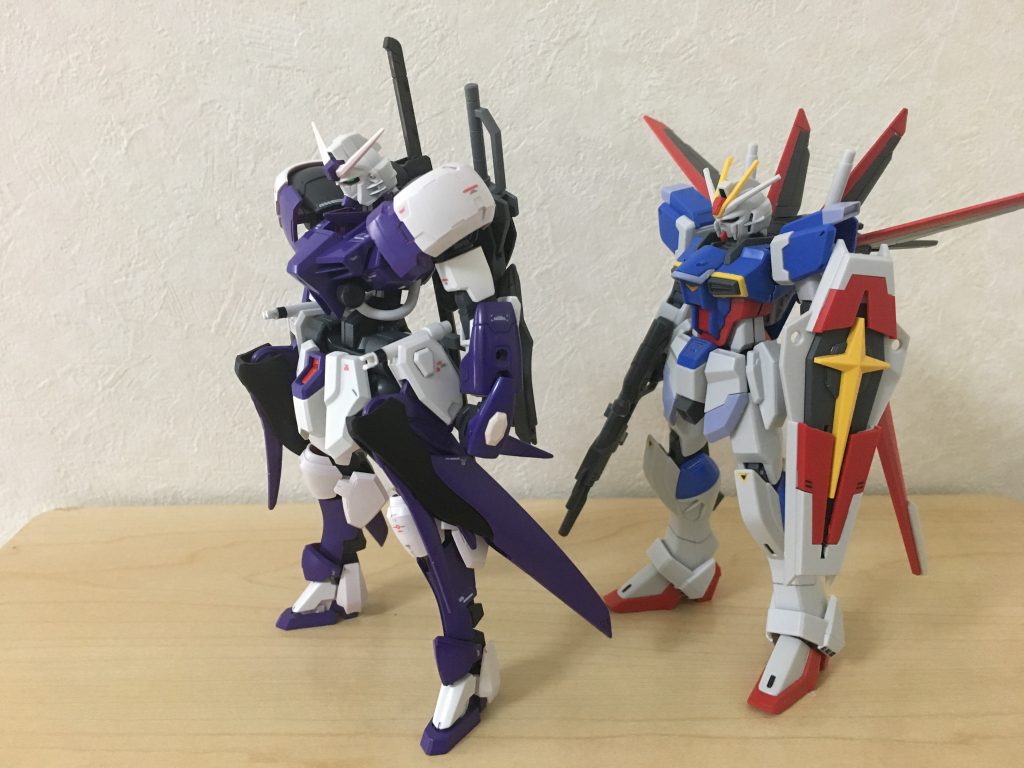 最後に私の作品恒例の(恒例化させたい)素組みインパルスと比較のコーナー!!!
グリムゲルデの両肩のアーマーが大きめなのでかなりマッシブな仕上がりとなりました
高さも少しインパルスより高くなりましたね
ちなみに今回このガンダムオリエンス
過去にミキシングに使用した際の余剰パーツをベースに小学生時代に作ったデスティニーガンダムのパーツを散りばめることで完成しました。デスティニーの翼を両腰につける案は実はかなり昔から考えていたのですが実行に移すのにかなり時間が経ってしまいました。工夫次第でガンプラは蘇りますね…正直今までで1番好きな機体になりそうです
最後までご覧頂きありがとうございました!